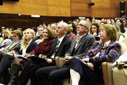 Konferenzsaal mit Ärzten, Psychologen, Lehrern, Theaterpädagogen und Bildungspolitikern