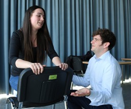 2 Teilnehmer spielen Theater im Rahmen der Spar Akademie