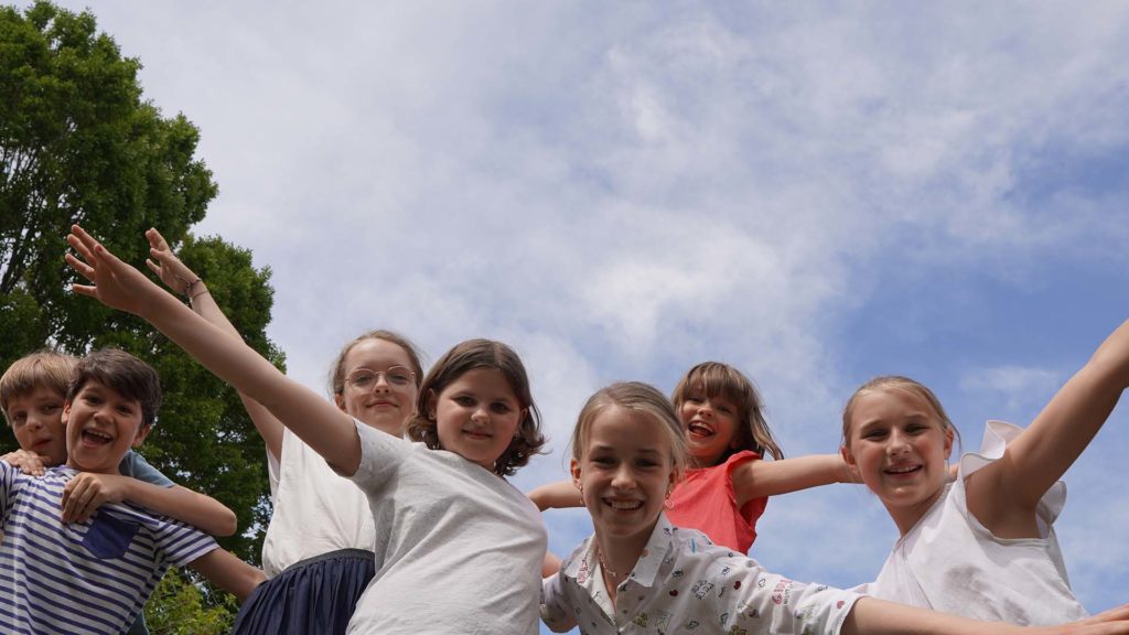 Eine Gruppe von Kindern unter blauem Himmel